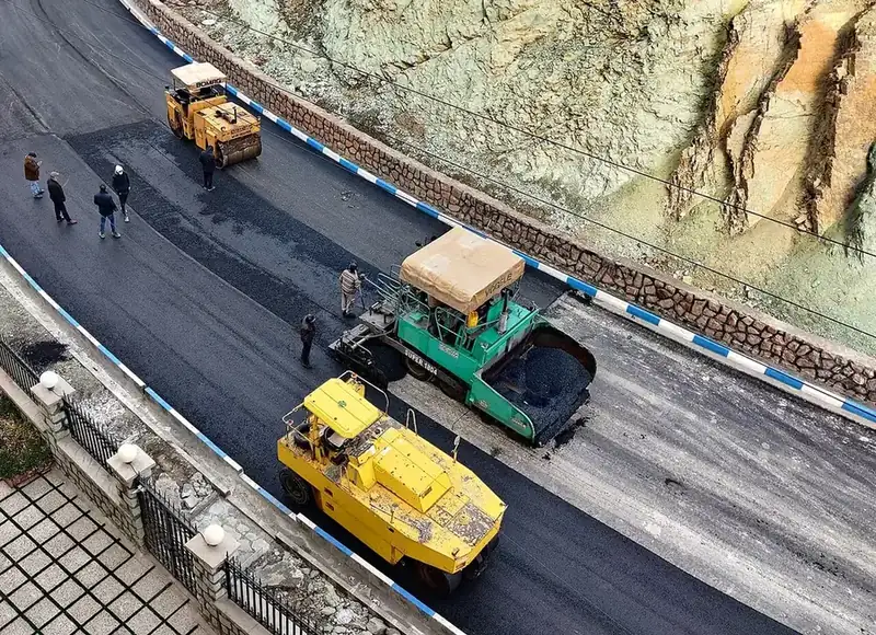 Penghamparan Aspal Hotmix Jalan Raya Protokol Jakarta dengan Asphalt Finisher