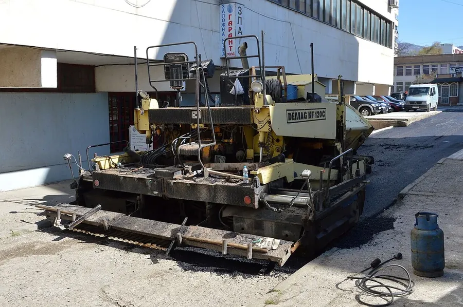 Penghamparan Hotmix Presisi Tinggi Asphalt Paver Demag Jakarta