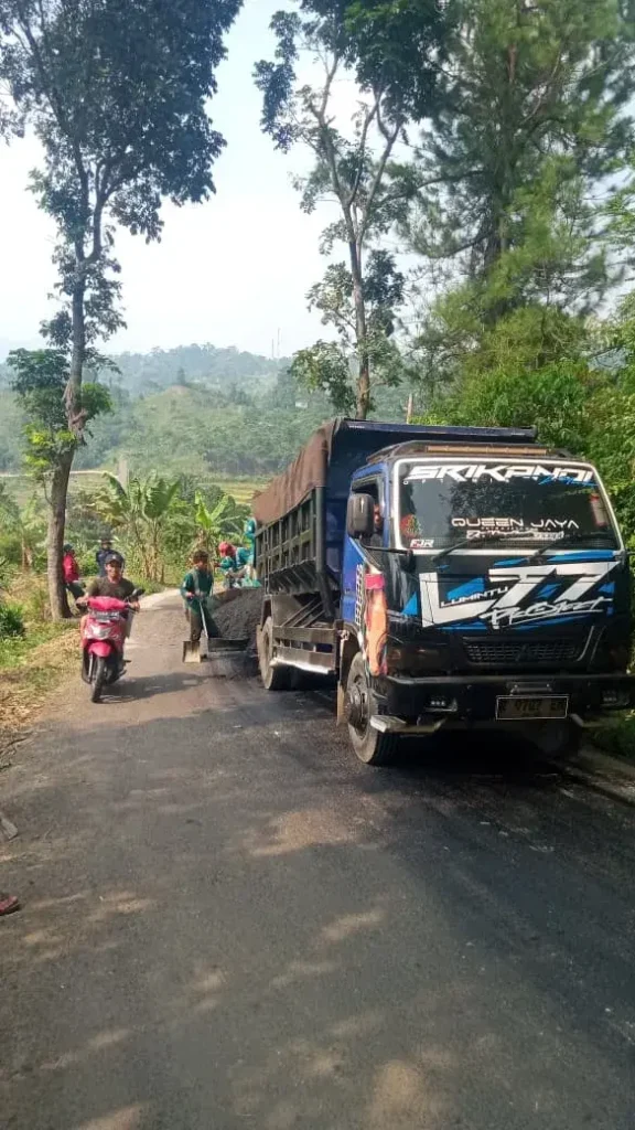 Proyek Pengaspalan di Koja