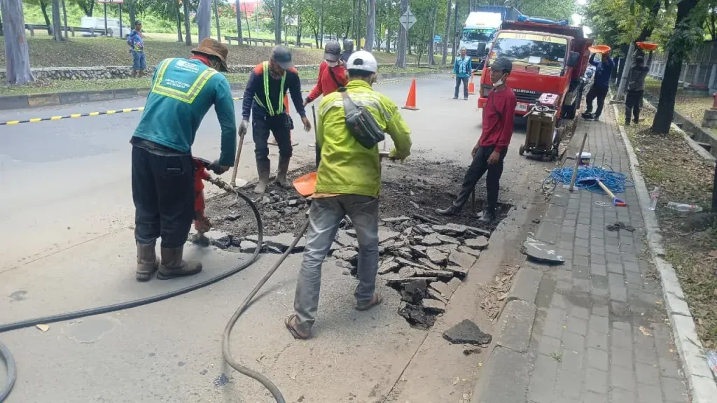 Perbaikan Jalan raya di Duren Sawit